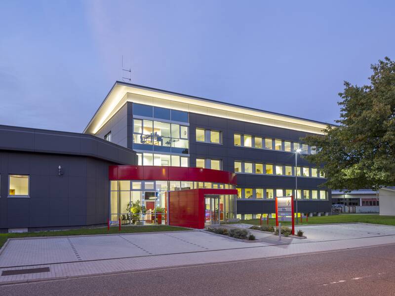 Das Bild zeigt das Gebäude der Stadtwerke Bühl in der Siemensstraße 5 in 77815 Bühl