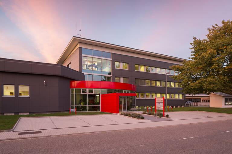 Das Bild zeigt das Gebäude der Stadtwerke Bühl in der Siemensstraße 5 in 77815 Bühl