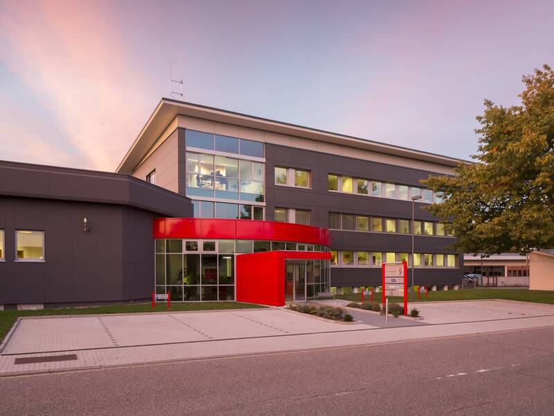 Das Bild zeigt das Gebäude der Stadtwerke Bühl in der Siemensstraße 5 in 77815 Bühl