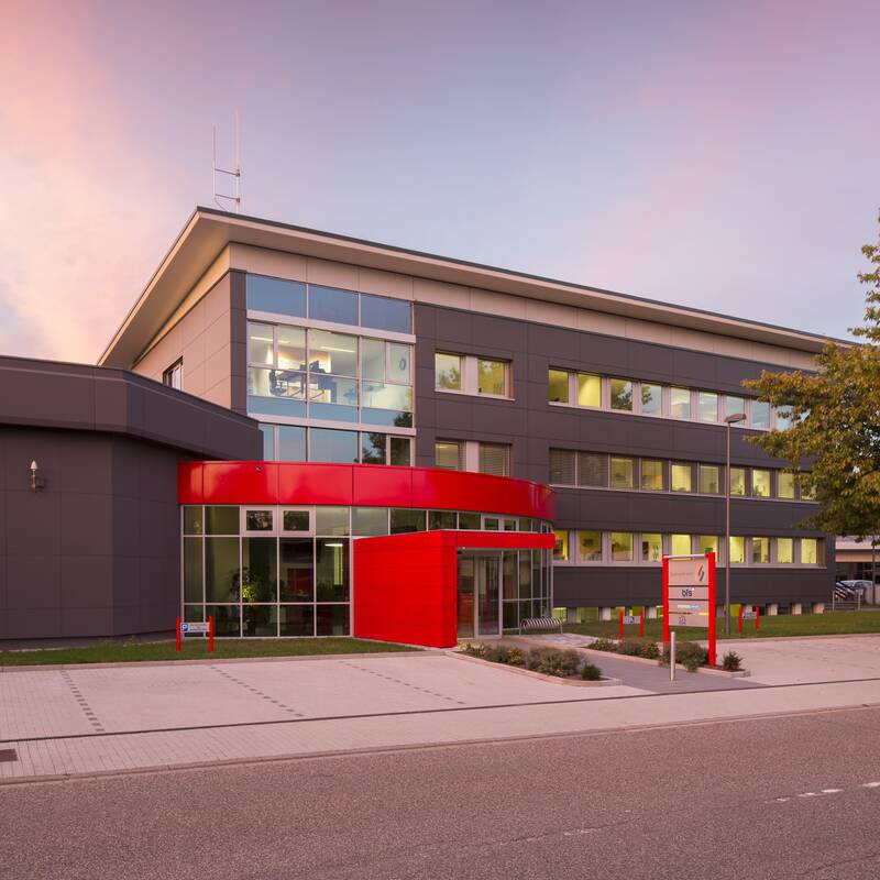 Das Bild zeigt das Gebäude der Stadtwerke Bühl in der Siemensstraße 5 in 77815 Bühl