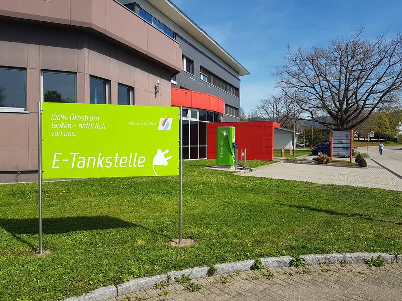 Das Foto zeigt die E-Ladesäule vor den Stadtwerken in Bühl