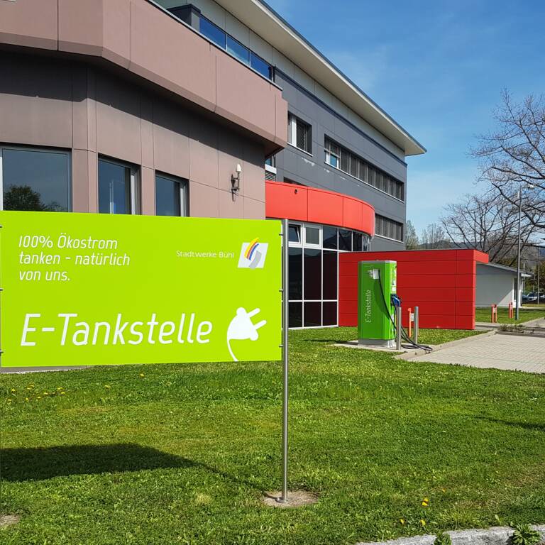 Das Foto zeigt die E-Ladesäule vor den Stadtwerken in Bühl